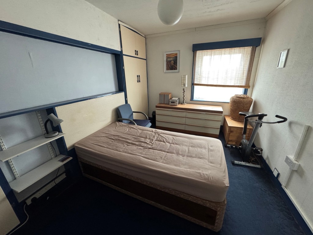 Lot: 33 - FREEHOLD VACANT SHOP, VACANT TWO-BEDROOM FLAT PLUS TWO-BEDROOM INVESTMENT FLAT IN PRIME LOCATION - Flat B - bedroom 2